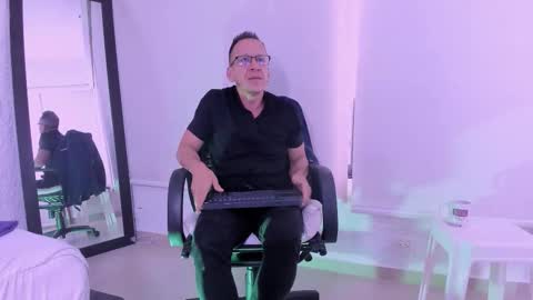 Snapshot of _axelking_ chatting on 02/26/26, 11:42 _axelking_ online show from 02/26/26, 11:42