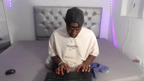 Snapshot of _black_stallion chatting on 11/11/25, 06:41 Andrew online show from 11/11/25, 06:41