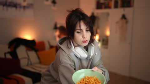 Snapshot of _blackbee_ chatting on 10/31/25, 11:44 Lili online show from 10/31/25, 11:44