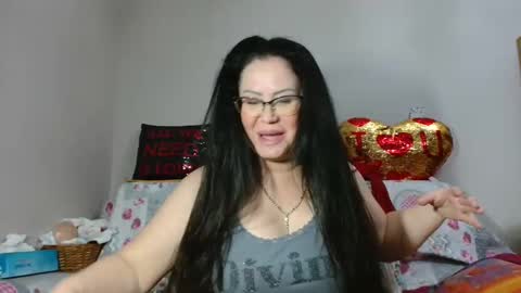 Snapshot of _blue__butterfly_ chatting on 12/03/24, 09:56 KHALEESI online show from 12/03/24, 09:56