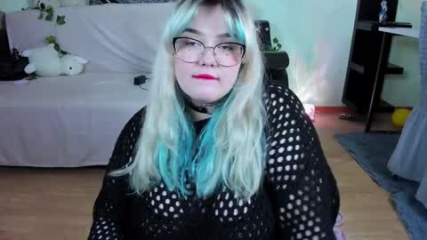 _candym1lky_ online show from 12/17/25, 06:41