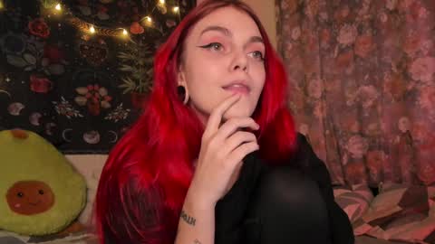 Snapshot of _caroline_coy chatting on 12/15/24, 02:27 Caroline online show from 12/15/24, 02:27