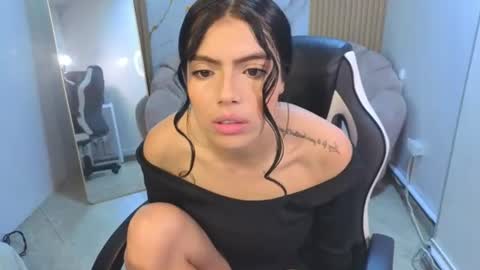 Snapshot of _charlottee_b chatting on 06/17/26, 01:01 _charlottee_b online show from 06/17/26, 01:01