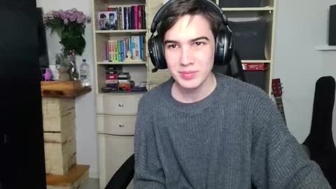 Snapshot of _crise_next_door_ chatting on 10/29/25, 04:31 _crise_next_door_ online show from 10/29/25, 04:31