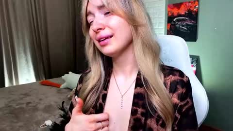 _crystal_moon_1 online show from 03/03/26, 10:59