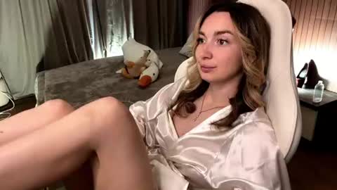 _crystal_moon_1 online show from 06/10/26, 06:51