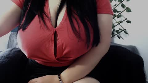 Snapshot of _donniia_ chatting on 12/15/24, 01:43 Dannia online show from 12/15/24, 01:43