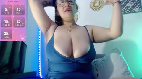 Snapshot of _donniia_ chatting on 10/22/25, 12:05 Dannia online show from 10/22/25, 12:05