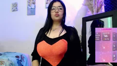 Snapshot of _donniia_ chatting on 02/11/26, 10:37 Dannia online show from 02/11/26, 10:37