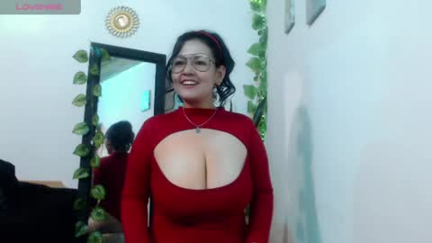 Snapshot of _donniia_ chatting on 04/24/26, 10:56 Dannia online show from 04/24/26, 10:56