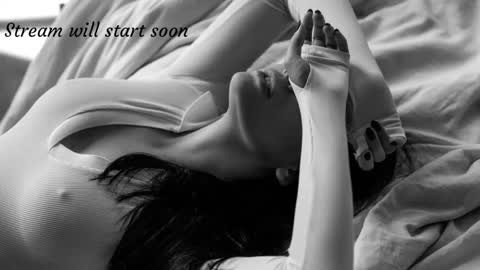 Snapshot of _eelusivee_ chatting on 10/11/25, 10:36 Elli online show from 10/11/25, 10:36