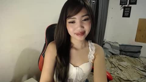 Snapshot of _ellevivien chatting on 03/17/26, 06:11 Elle online show from 03/17/26, 06:11