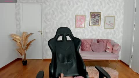 Snapshot of _elysa chatting on 05/17/26, 04:43 Elysa online show from 05/17/26, 04:43