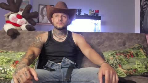 Snapshot of _emilio_escobar chatting on 12/16/24, 11:39 Emilio online show from 12/16/24, 11:39