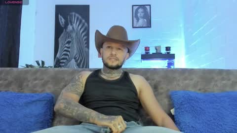Snapshot of _emilio_escobar chatting on 02/14/25, 10:17 Emilio online show from 02/14/25, 10:17
