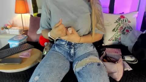 Isabella online show from 12/22/25, 12:02