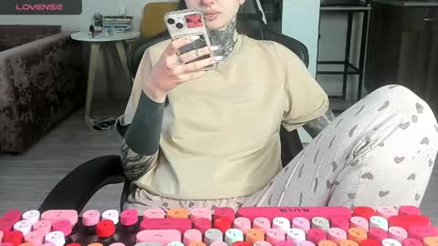 Snapshot of _feralberry__ chatting on 03/30/26, 08:15 Alis online show from 03/30/26, 08:15