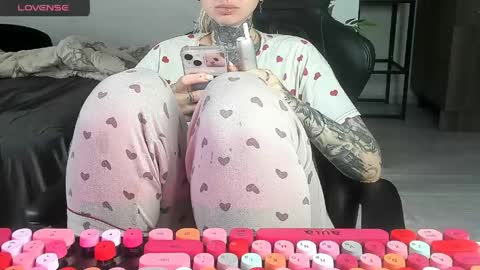 Snapshot of _feralberry__ chatting on 05/28/26, 06:00 Alis online show from 05/28/26, 06:00