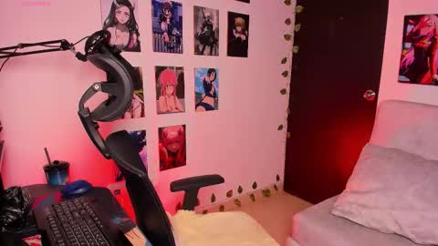 Snapshot of _gleep chatting on 10/14/25, 01:17 LEEP online show from 10/14/25, 01:17