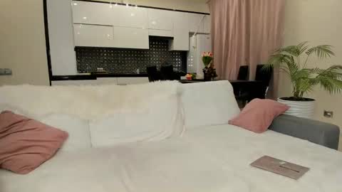 Snapshot of _heaven_ishere_ chatting on 01/18/25, 11:00 Julia online show from 01/18/25, 11:00