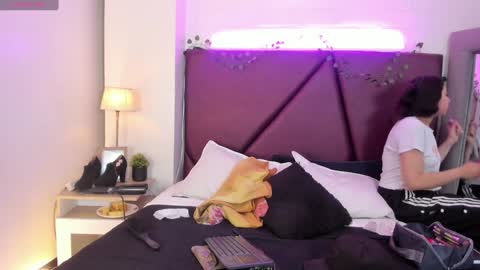 Snapshot of _isabella_2 chatting on 12/17/24, 03:17 Isa online show from 12/17/24, 03:17