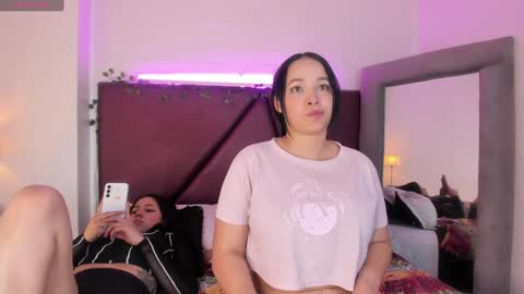 Snapshot of _isabella_2 chatting on 12/23/24, 05:00 Isa online show from 12/23/24, 05:00