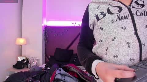 Snapshot of _isabella_2 chatting on 12/30/24, 01:58 Isa online show from 12/30/24, 01:58