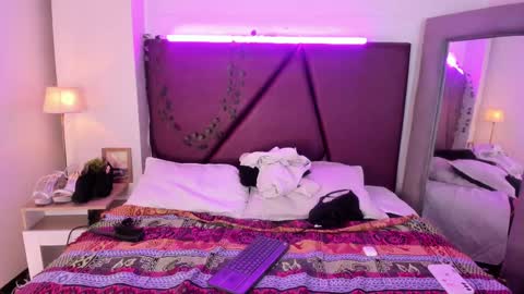 Snapshot of _isabella_2 chatting on 01/07/25, 02:19 Isa online show from 01/07/25, 02:19