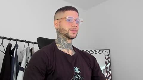 Snapshot of _jamesleandros chatting on 10/29/25, 04:20 jeison online show from 10/29/25, 04:20