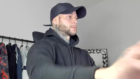 Snapshot of _jamesleandros chatting on 11/04/25, 01:48 jeison online show from 11/04/25, 01:48