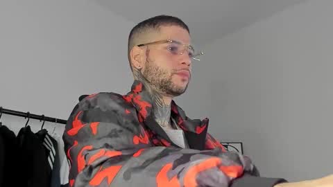 Snapshot of _jamesleandros chatting on 11/11/25, 11:10 jeison online show from 11/11/25, 11:10