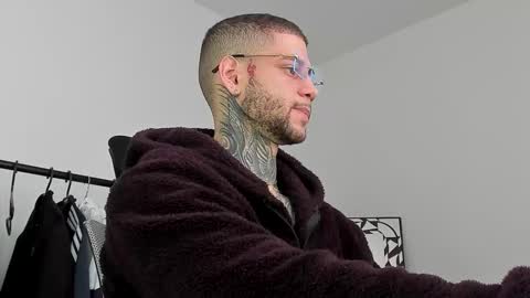 Snapshot of _jamesleandros chatting on 11/12/25, 12:27 jeison online show from 11/12/25, 12:27