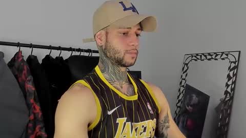 Snapshot of _jamesleandros chatting on 11/14/25, 08:07 jeison online show from 11/14/25, 08:07