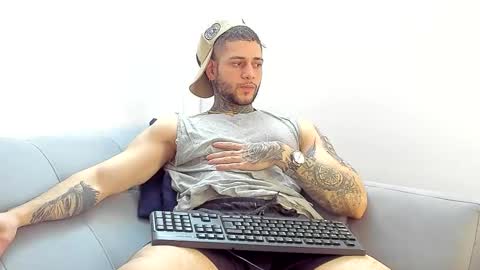 Snapshot of _jamesleandros chatting on 11/16/25, 05:29 jeison online show from 11/16/25, 05:29