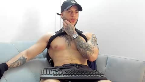 Snapshot of _jamesleandros chatting on 11/17/25, 05:35 jeison online show from 11/17/25, 05:35