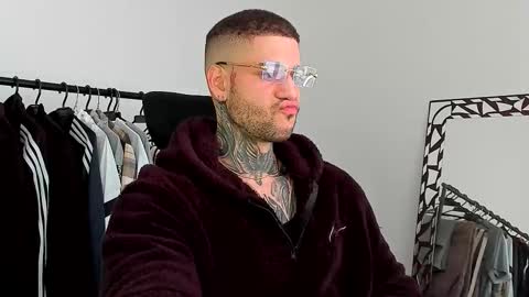 Snapshot of _jamesleandros chatting on 11/23/25, 02:28 jeison online show from 11/23/25, 02:28