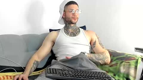 Snapshot of _jamesleandros chatting on 11/27/25, 04:47 jeison online show from 11/27/25, 04:47