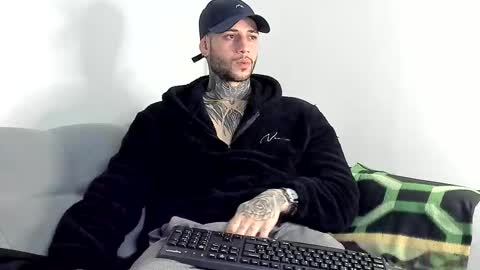 Snapshot of _jamesleandros chatting on 11/29/25, 02:03 jeison online show from 11/29/25, 02:03