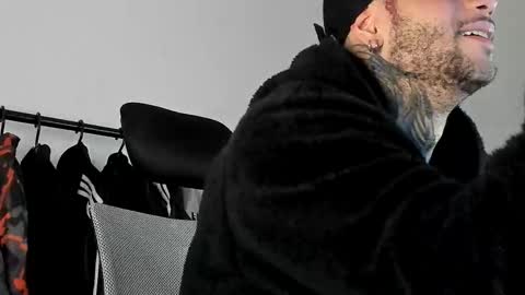 Snapshot of _jamesleandros chatting on 12/04/25, 03:49 jeison online show from 12/04/25, 03:49