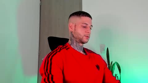 Snapshot of _jamesleandros chatting on 02/05/26, 02:05 jeison online show from 02/05/26, 02:05