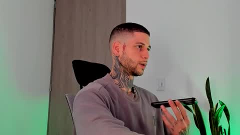 Snapshot of _jamesleandros chatting on 02/20/26, 01:44 jeison online show from 02/20/26, 01:44