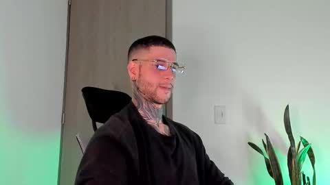 Snapshot of _jamesleandros chatting on 02/28/26, 01:28 jeison online show from 02/28/26, 01:28