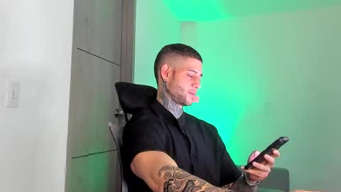 Snapshot of _jamesleandros chatting on 04/21/26, 02:51 jeison online show from 04/21/26, 02:51