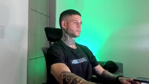 Snapshot of _jamesleandros chatting on 05/20/26, 01:56 jeison online show from 05/20/26, 01:56