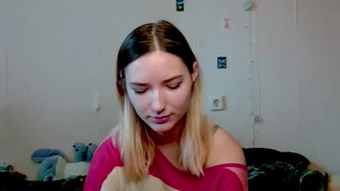 _kikiclark_ online show from 10/12/25, 08:35