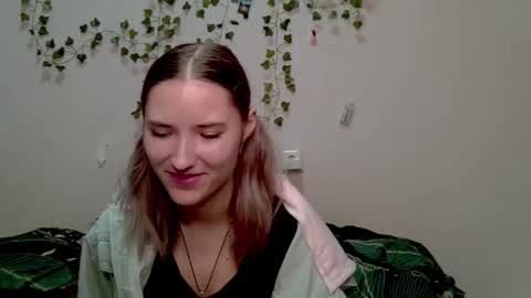 _kikiclark_ online show from 10/25/25, 09:20