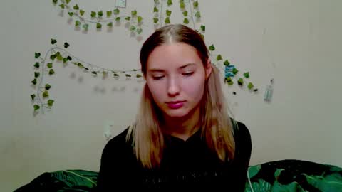 _kikiclark_ online show from 11/22/25, 05:56