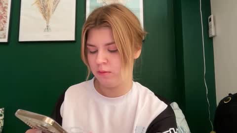 Snapshot of _kirieshka chatting on 03/21/26, 11:04 Molly Emily online show from 03/21/26, 11:04