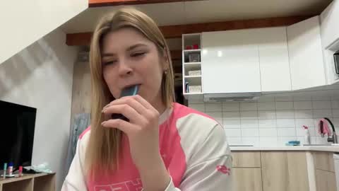 Snapshot of _kirieshka chatting on 03/25/26, 05:52 Molly Emily online show from 03/25/26, 05:52