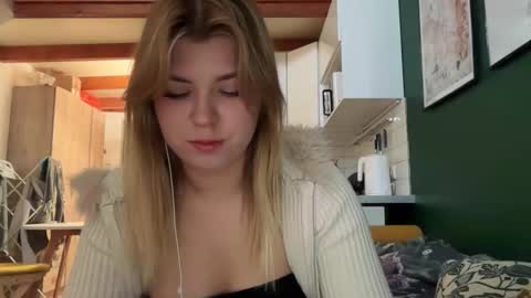 Snapshot of _kirieshka chatting on 03/26/26, 05:57 Molly Emily online show from 03/26/26, 05:57